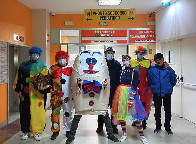 Carnevale in Pediatria, allegria e colori per i bimbi ricoverati