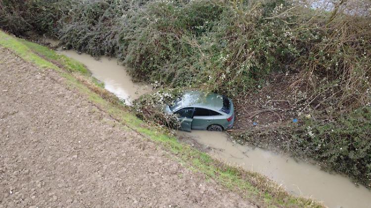 Auto nel fosso, conducente indenne per miracolo