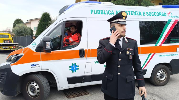 Fuga folle tra le vie del paese: inseguimento e schianto