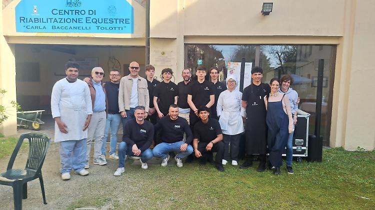 Cerullo: tulipani e brindisi nel sabato della solidariet&agrave;