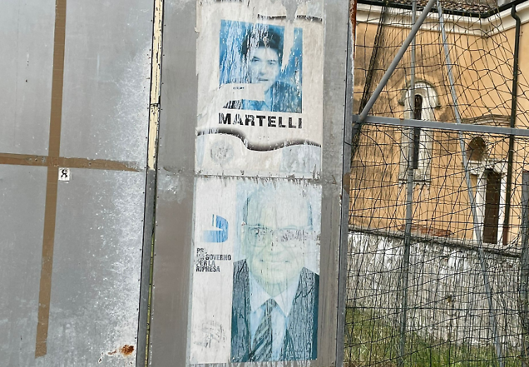 Manifesti del Psi ancora affissi, «Il tempo si è fermato»