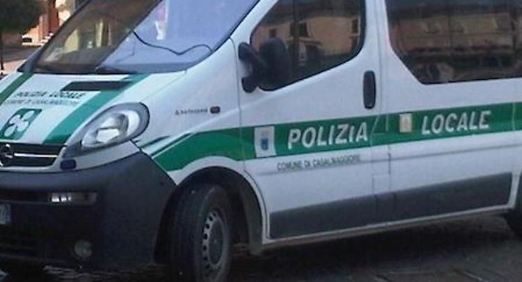 Trova una borsa piena di soldi e la consegna ai vigili