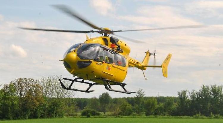 Cade dalla bicicletta, 96enne in ospedale