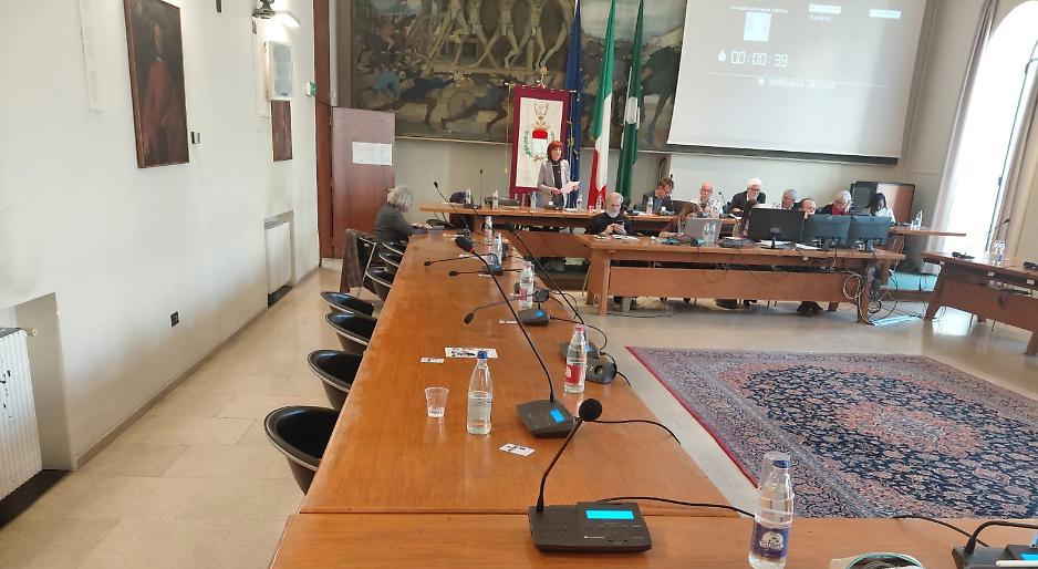 Niente minuto di silenzio per Bossi: il centrodestra lascia l&rsquo;aula